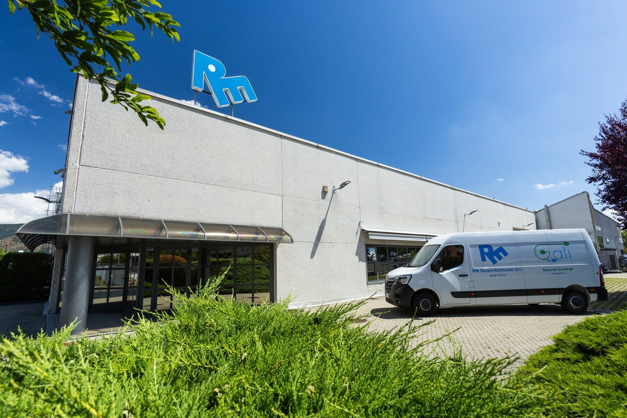 La sede di RM Sistemi Elettronici ad Avigliana, con il furgone GALI by RM parcheggiato all’ingresso