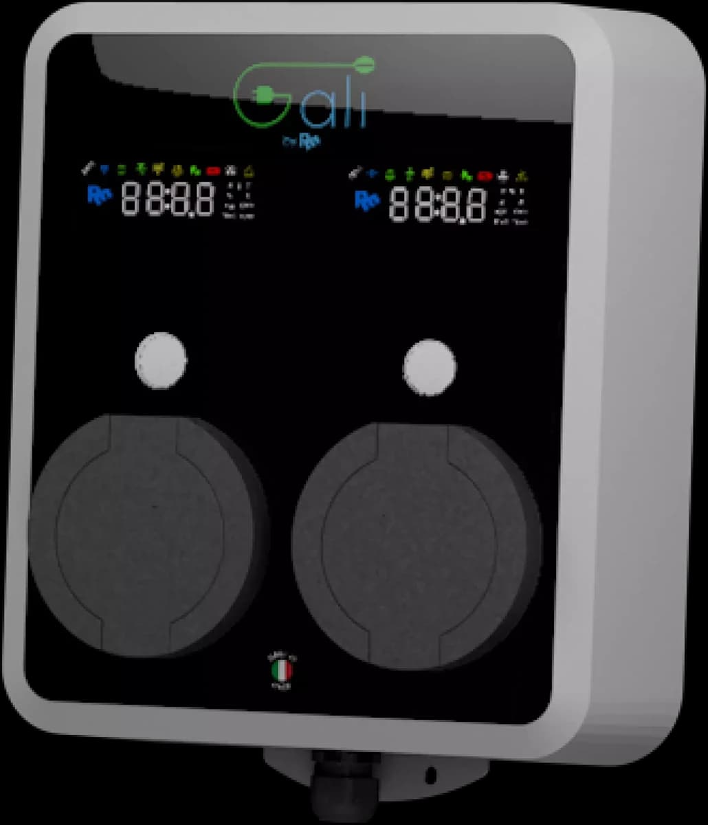 La wallbox GALI B, con due prese di ricarica e i due display di stato